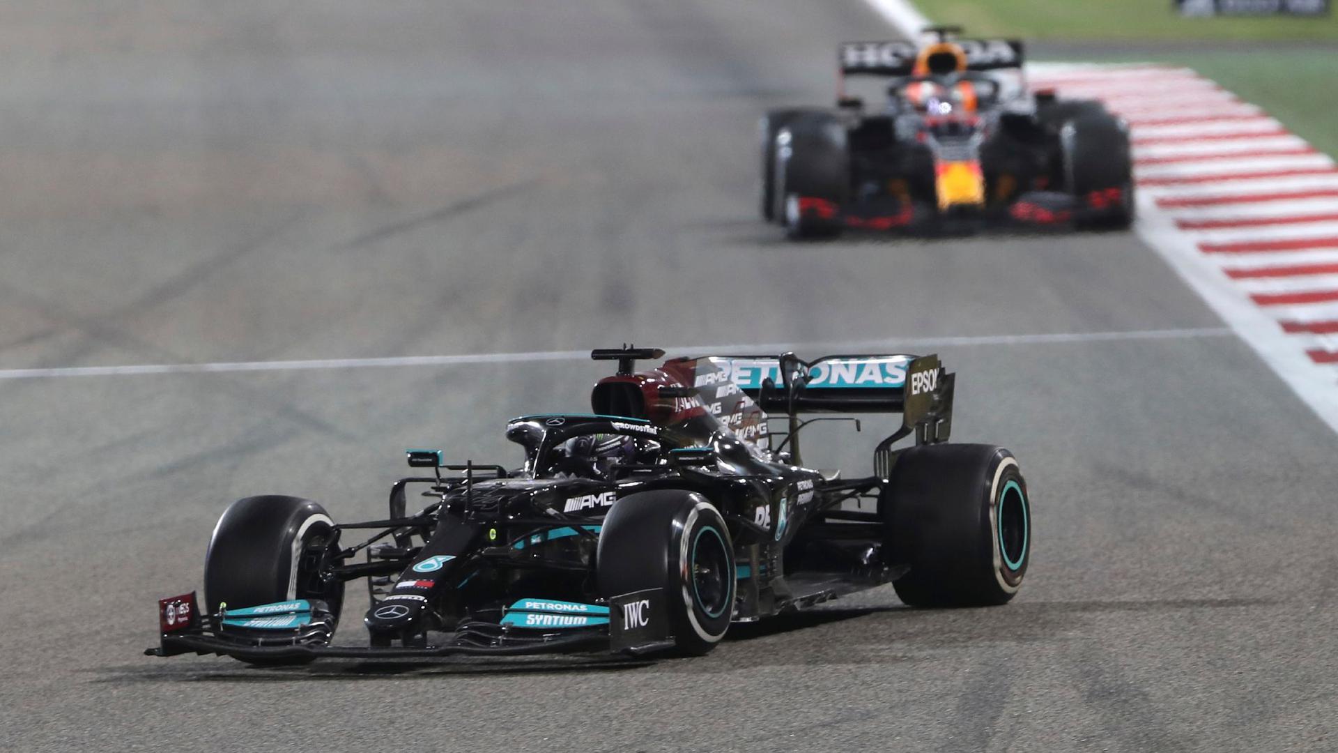 Lewis Hamilton (l) und Max Verstappen sind die großen Konkurrenten in der Formel 1.