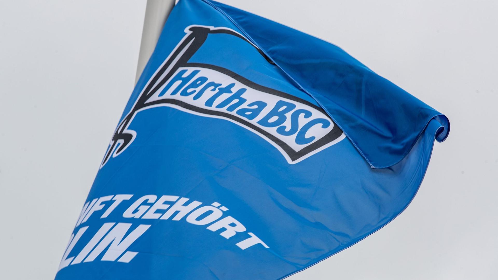 Eine Fahne von Hertha BSC weht im Wind auf dem verlassenen Trainingsgelände.