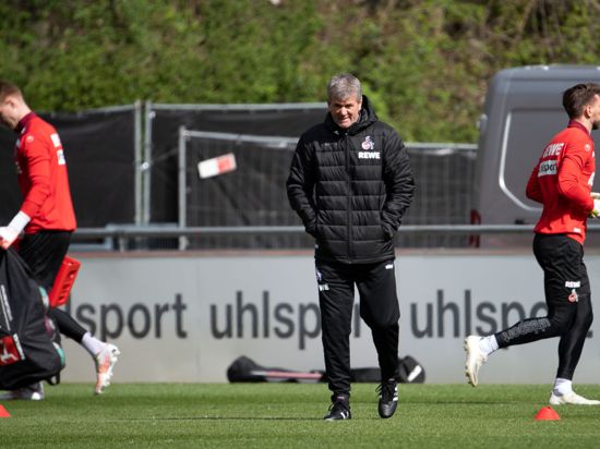 Wird erstmals wieder auf der Trainerbank sitzen: Friedhelm Funkel (M) leitet das Training des 1. FC Köln.