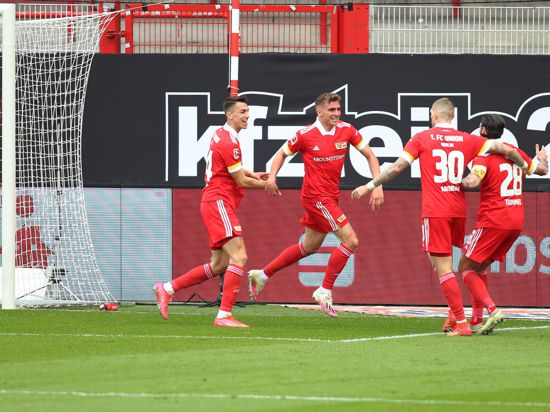 Unions Spieler jubeln nach dem Tor zum 1:0 durch Mittelfeldspieler Grischa Prömel (2.v.l.).
