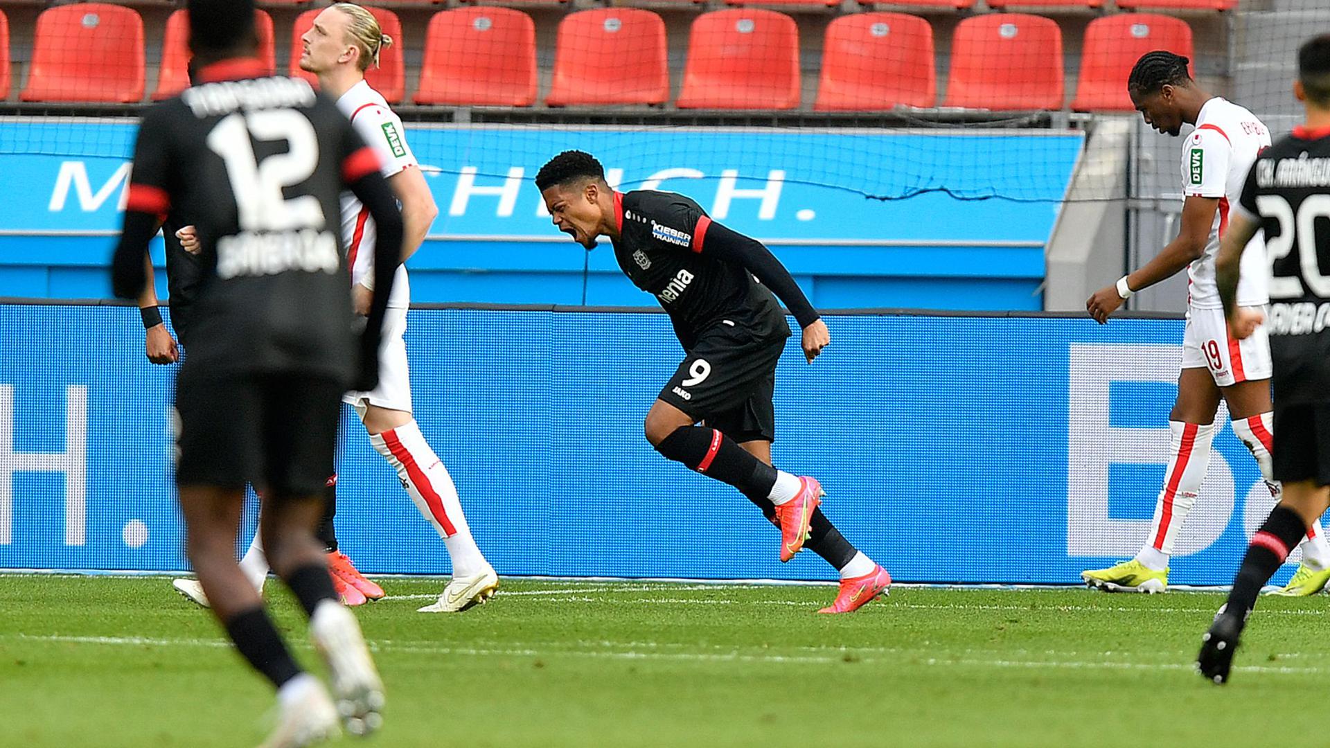Leverkusens Stürmer Leon Bailey (M) juebelt über sein Tor zum 1:0.