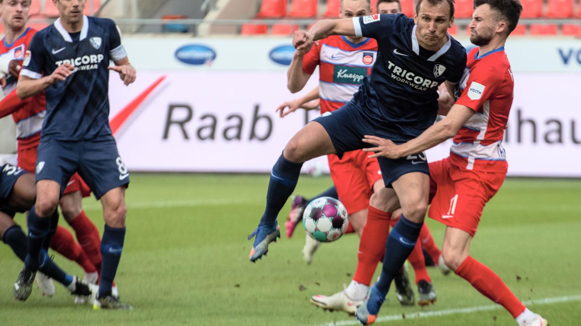 Der VfL Bochum mit Torschütze Robert Tesche festigte mit einem Sieg in Heidenheim Platz eins.