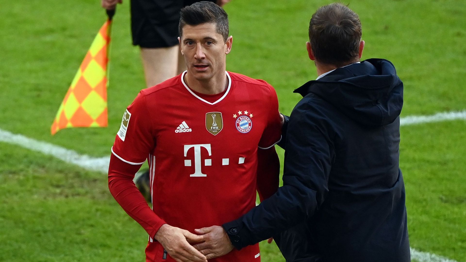 Bayern-Trainer Hansi Flick kann in Mainz wieder seinen Stürmer Robert Lewandowski auf das Feld schicken.