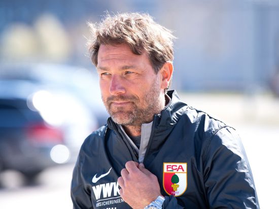 Spürt beim FC Augsburg „den Nach-Hause-Kommer-Effekt“: Trainer Markus Weinzierl kommt zum Training.