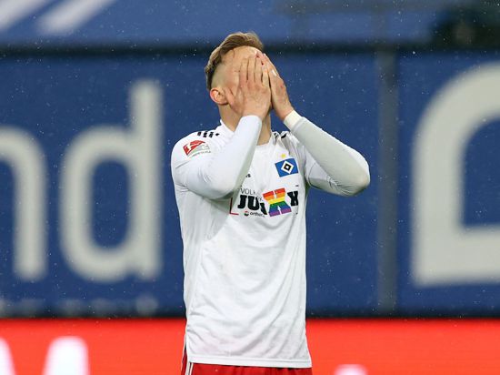 Hamburgs Sonny Kittel hadert mit einer verpassten Torchance gegen den KSC.