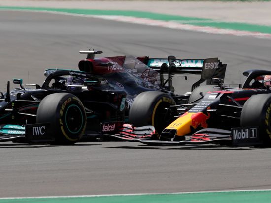 Lewis Hamilton (l) im Duell mit Max Verstappen.