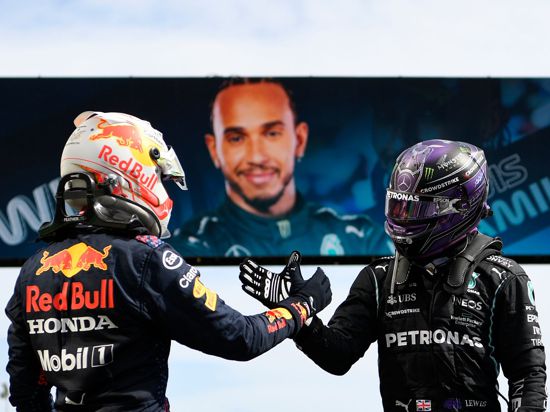 Lewis Hamilton (r) und Max Verstappen liefern sich einen Zweikampf an der Spitze.