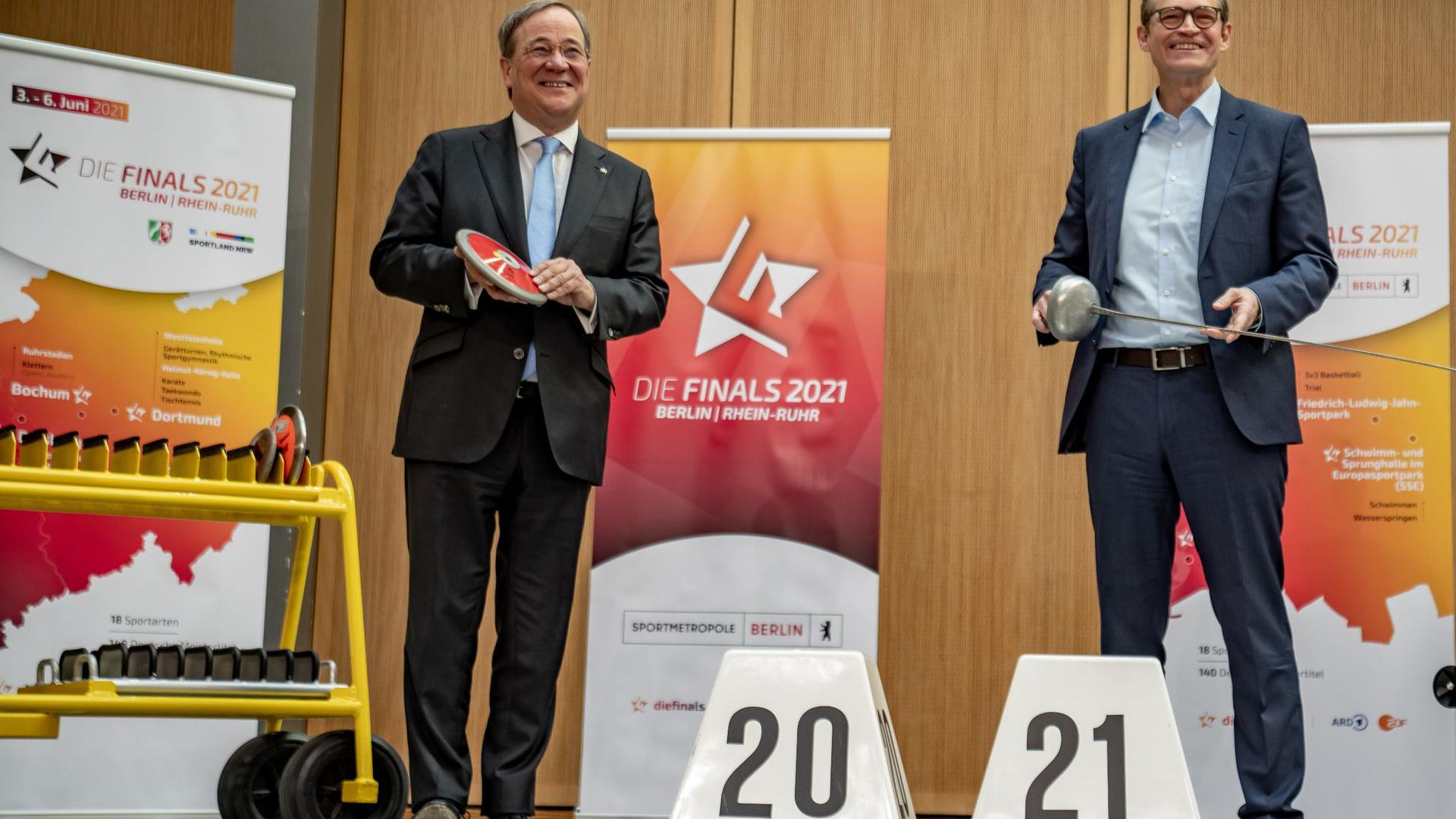Michael Müller (r) und Armin Laschet bei der bei der Präsentation des zweiten Finals-Projekts nach 2019.