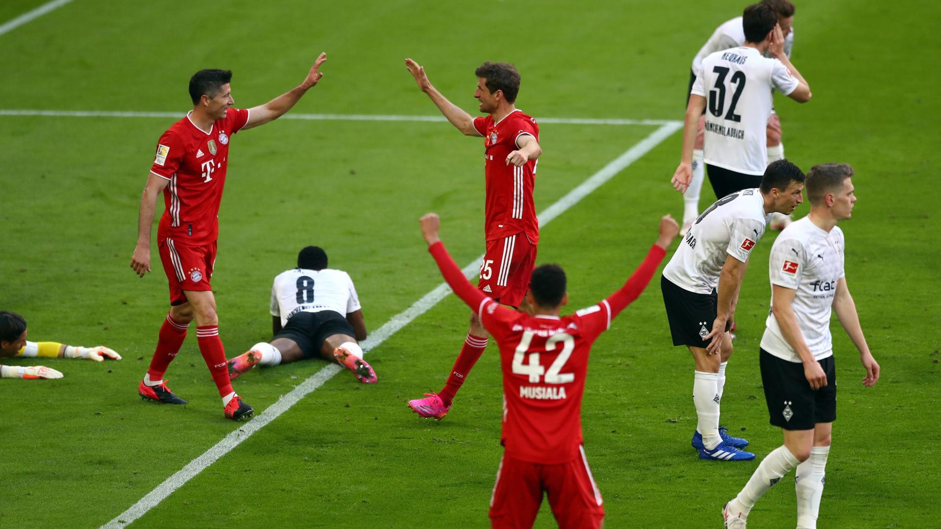 Bayern-Urgestein Thomas Müller (M) bejubelt sein Tor zum 2:0 mit Robert Lewandowski und Jamal Musiala.