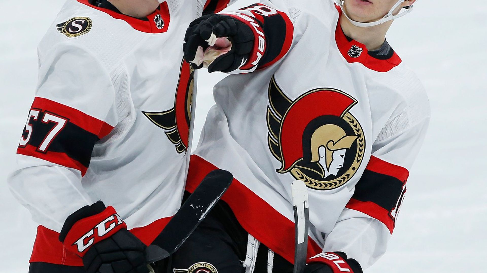 Tim Stützle (r) traf dreifach für die Ottawa Senators.