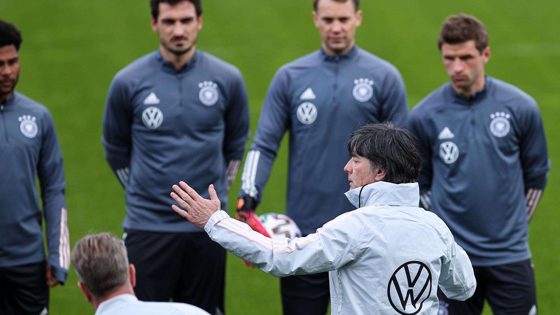 Bundestrainer Joachim Löw (M.) erwartet drei Champions-League-Sieger im EM-Camp.