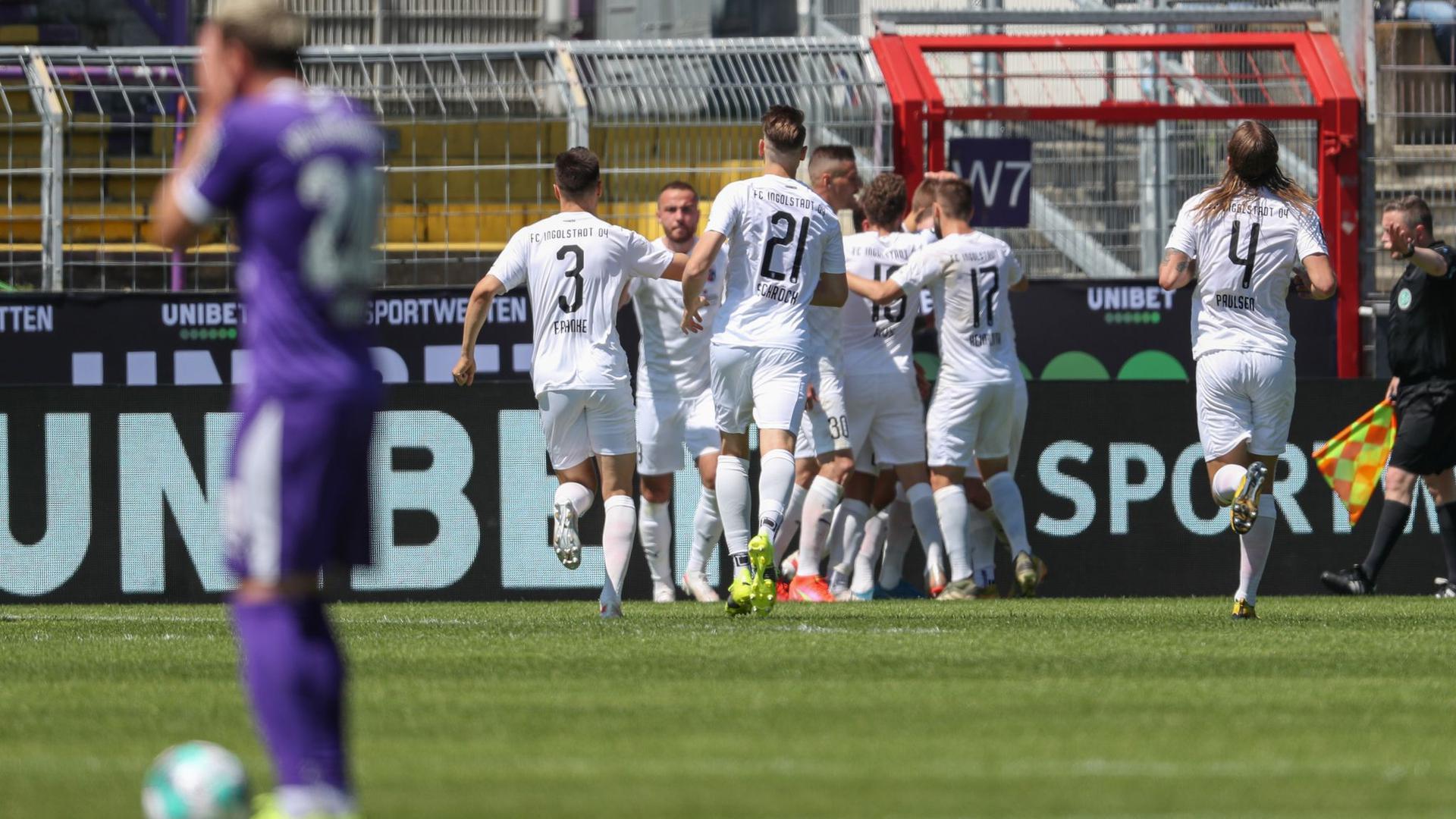 Ingolstadts Torschütze Bilbija (verdeckt) feiert seinen Treffer zum 1:2 mit Dominik Franke (l-r), Tobias Schröck und Björn Paulsen.