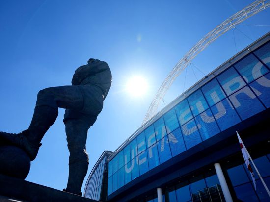 Die Statue von Englands Fußballlegende Bobby Moore steht vor dem UEFA-Euro-Schild am Eingang des Wembley-Stadions.