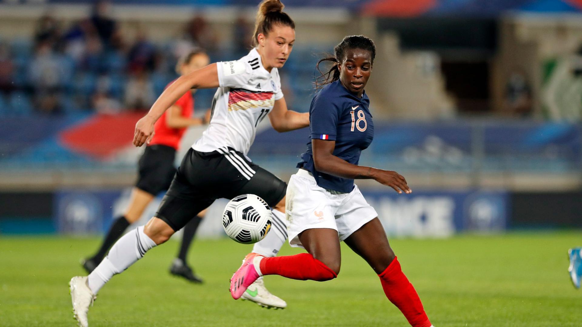 Felicitas Rauch (l) musste sich mit den DFB-Frauen Frankreich knapp geschlagen geben.
