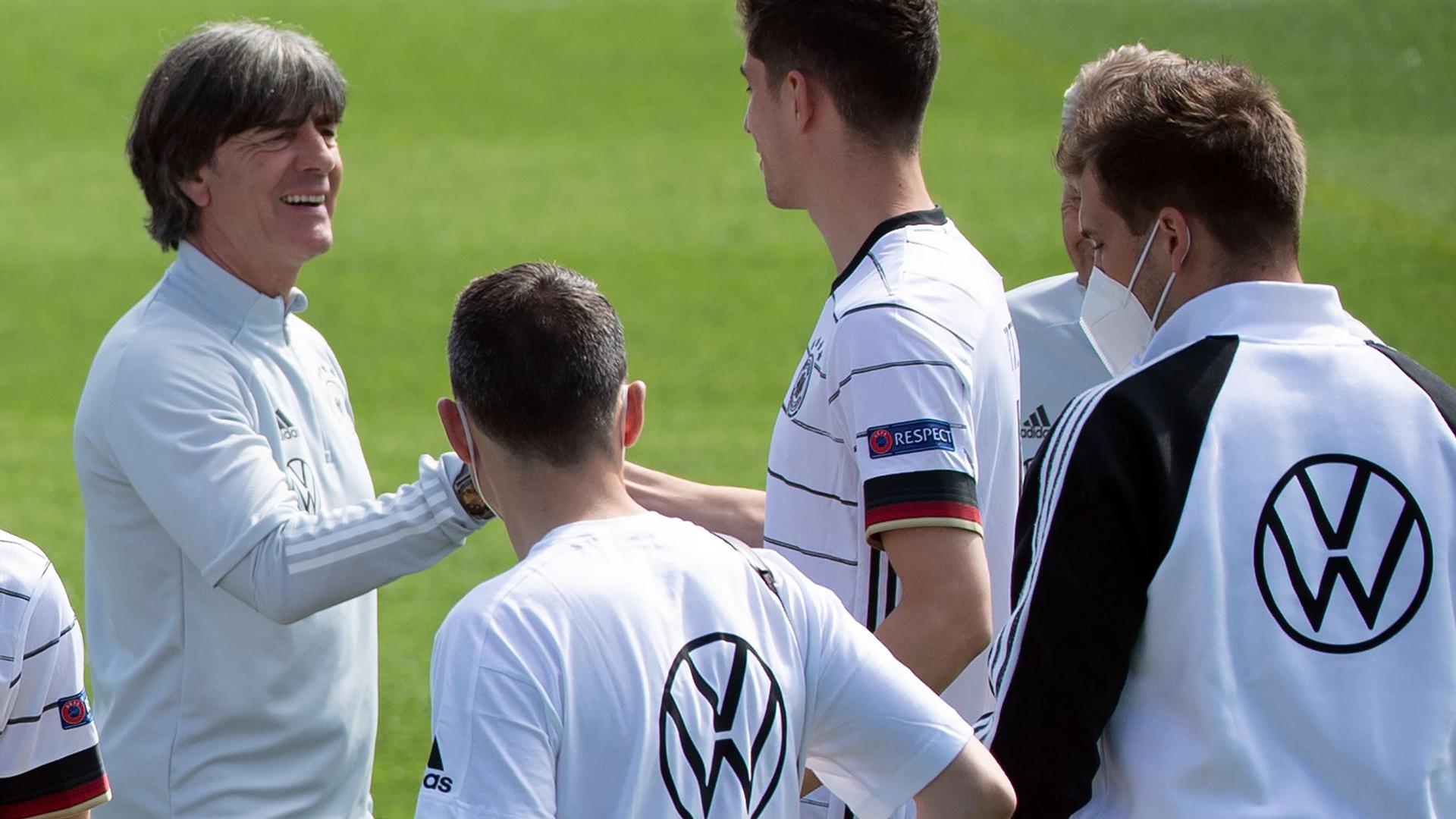 Bundestrainer Joachim Löw (l) und das DFB-Team fiebern dem WM-Auftakt gegen Frankreich entgegen.