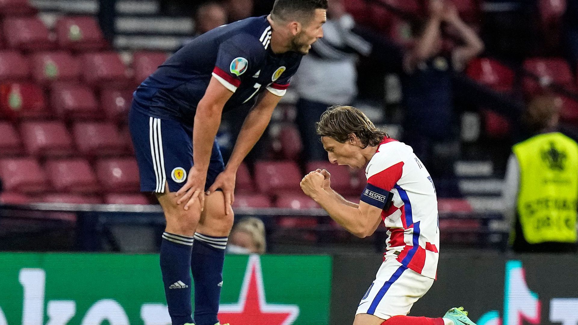 Kroatien feierte nach dem Sieg gegen Schottland Starspieler Luka Modric (r).