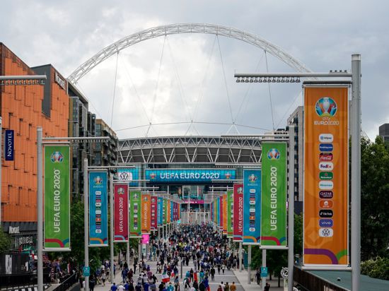 Zuschauer strömen in London ins Wembley Stadion.
