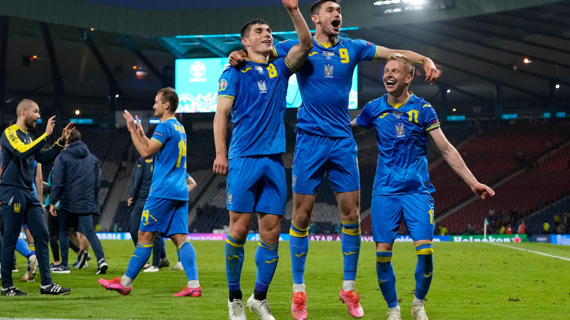 Ukraines Spieler feiern nach dem Spiel den Sieg.