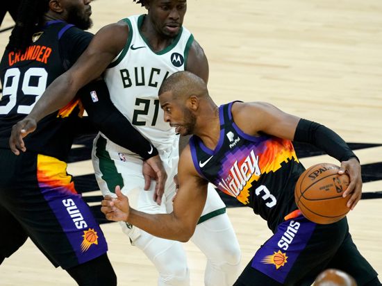 Der überragende Mann im Spiel gegen die Milwaukee Bucks: Chris Paul (r) von den Phoenix Suns in Aktion gegen Jrue Holiday (M).