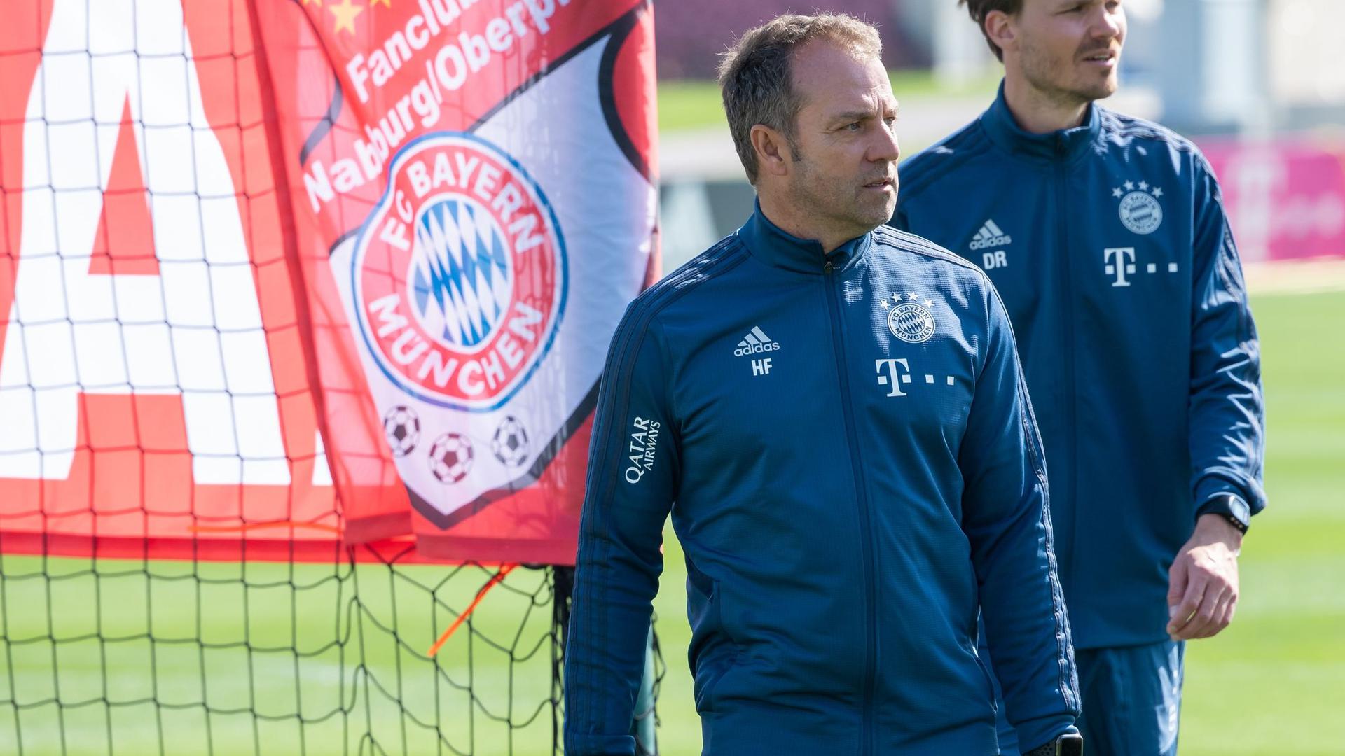 Trainer Hansi Flick (l) und Co-Trainer Danny Röhl während einer Übungseinheit des FC Bayerns.