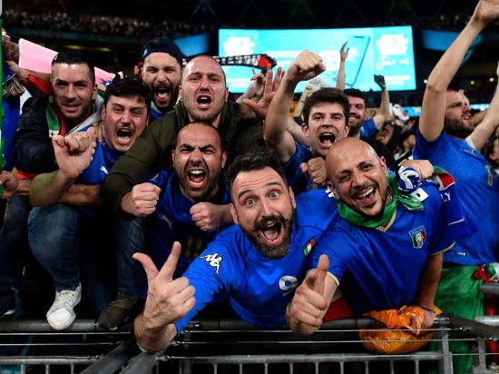 Italien gewinnt das Finale  im Elfmeterschießen mit 3:2 und ist  Fußball-Europameister.