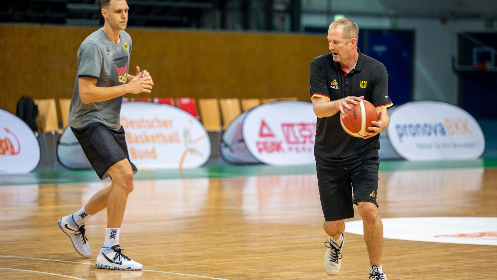 Vorbereitung auf Tokio: Johannes Voigtmann (l) und Basketball-Bundestrainer Henrik Rödl.