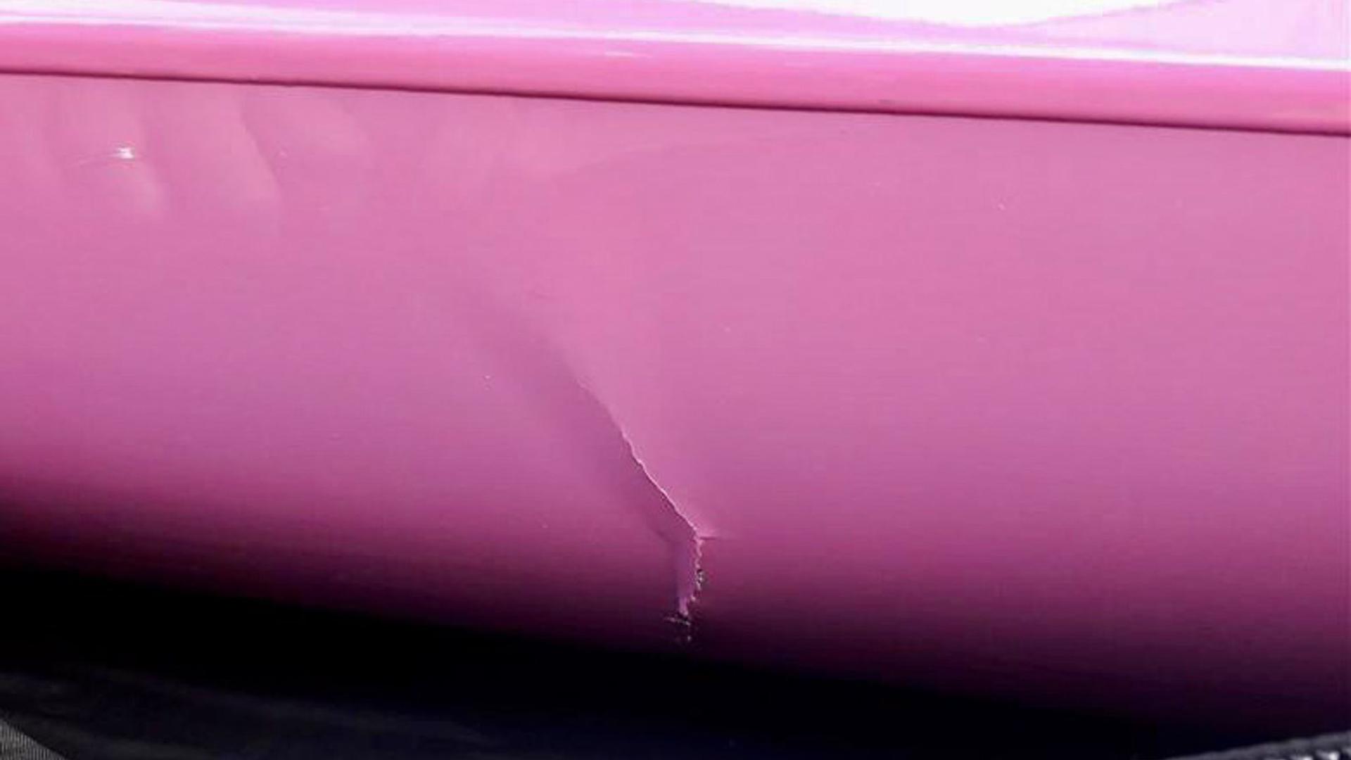 Ein Gabelstapler hat das pinke Viererkajak schwer beschädigt.