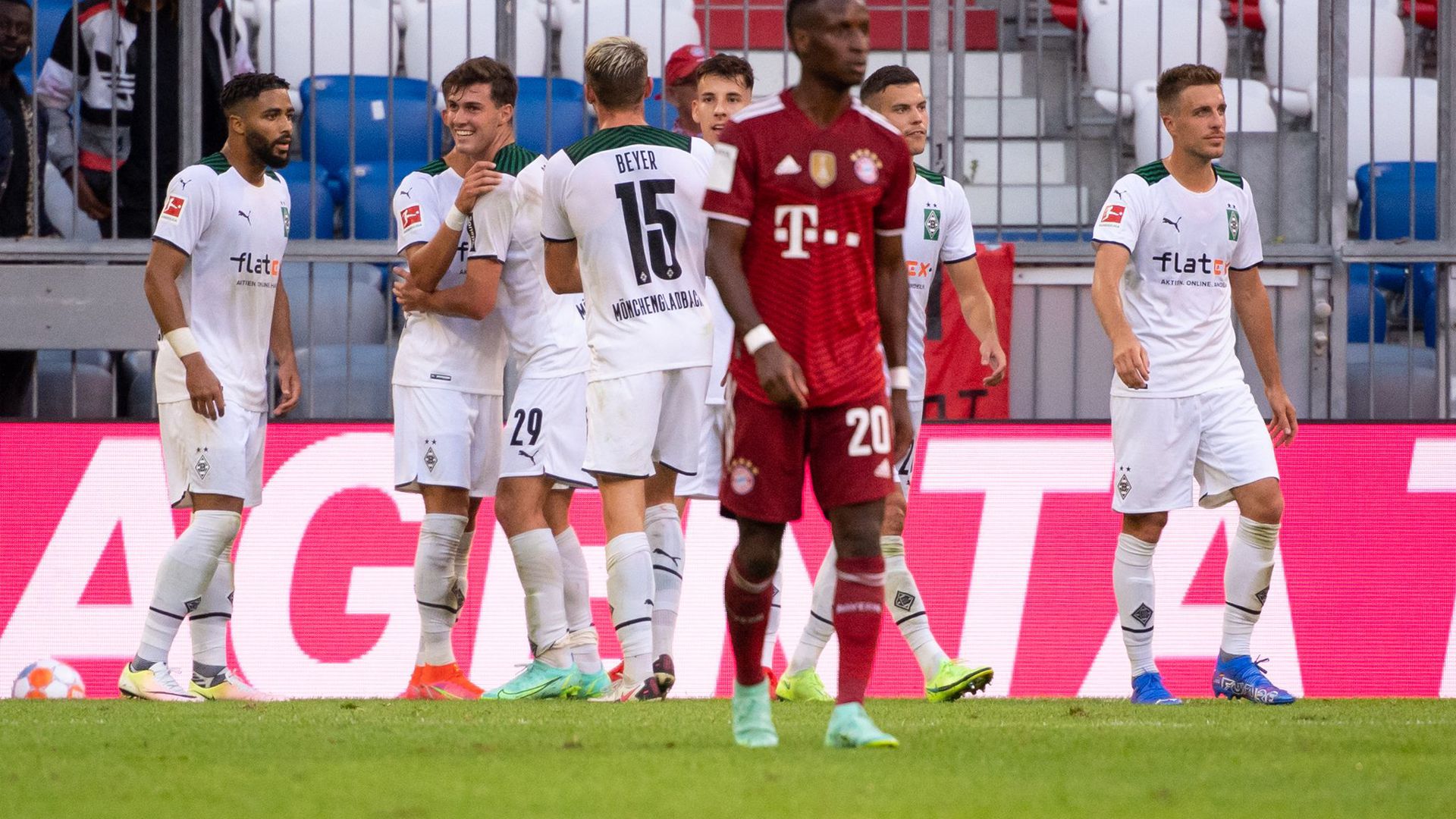 Die Gladbacher Spieler (hinten) feiern das Tor zum 1:0 gegen Bayern München.