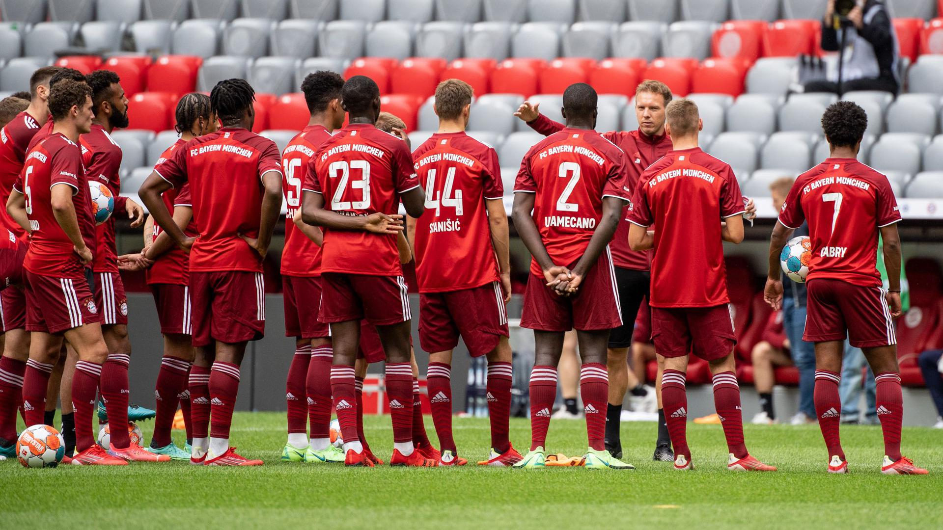 Team-Präsentation und Training des FC Bayern in der Allianz Arena mit Trainer Julian Nagelsmann (3.v.r.).