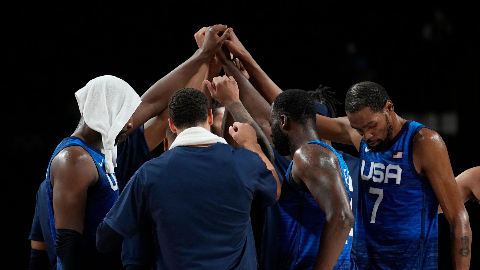 Die US-Basketballer um Superstar Kevin Durant (r) stehen im Olympia-Finale.