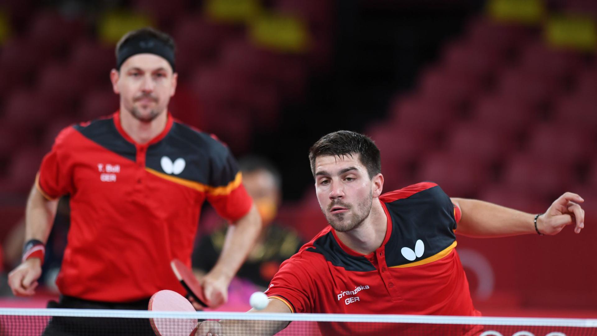 Die deutschen Tischtennis-Herren um Timo Boll (l) und Patrick Franziska haben die große Sensation gegen China verpasst.