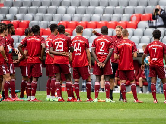 Trainer Julian Nagelsmann (3.v.r.) will mit dem FC Bayern München erfolgreich in die Bundesliga-Saison starten.