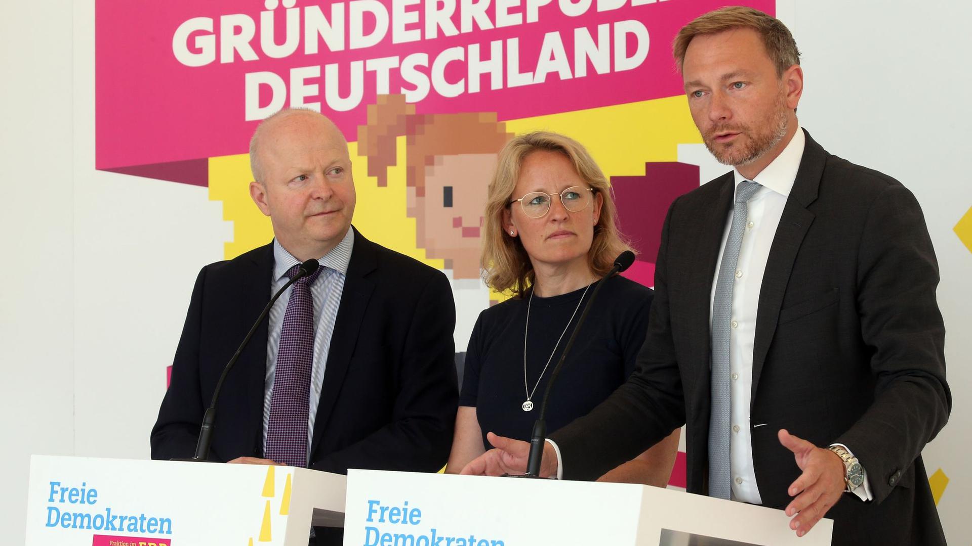 Donata Hopfen im Jahr 2019 bei einem Termin mit FDP-Chef Christian Lindner (r).