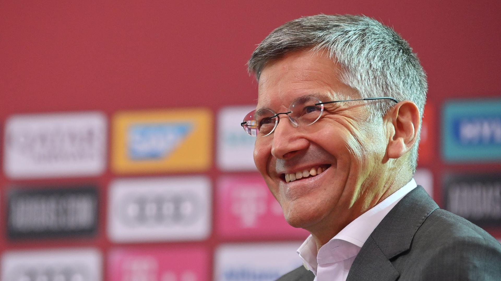 Der FC-Bayern-Präsident Herbert Hainer denkt über eine Gehaltsobergrenze im Profifußball nach.