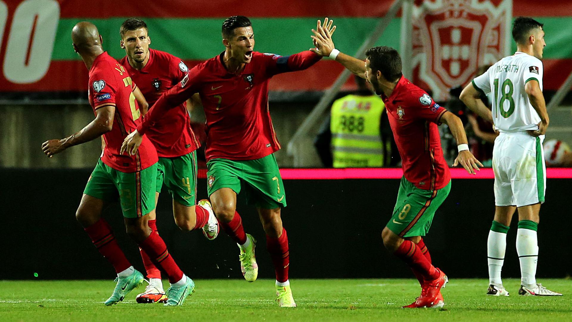 Cristiano Ronaldo (M.) traf in der WM-Qualifikation für Portugal gegen Irland in der Schlussphase doppelt.