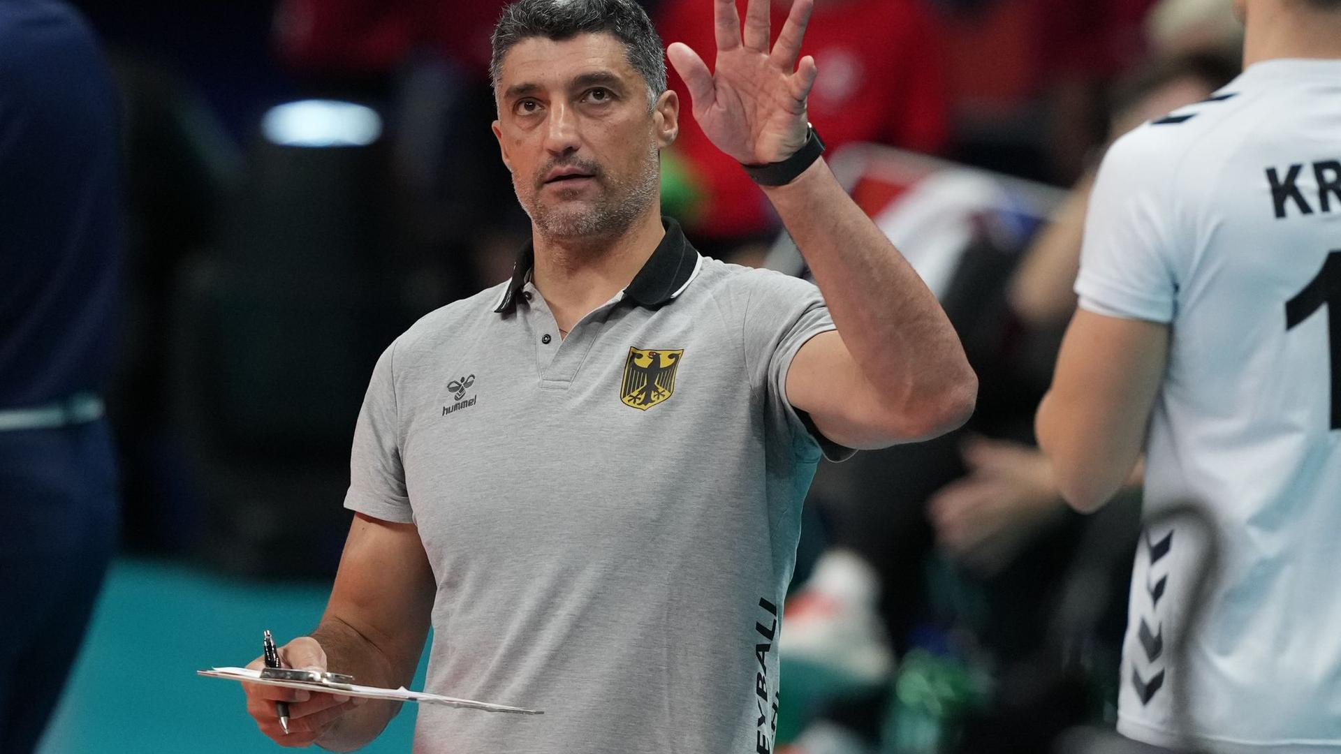 Strebt mit den deutschen Volleyballern einen Sieg über Italien an: Trainer Andrea Giani.