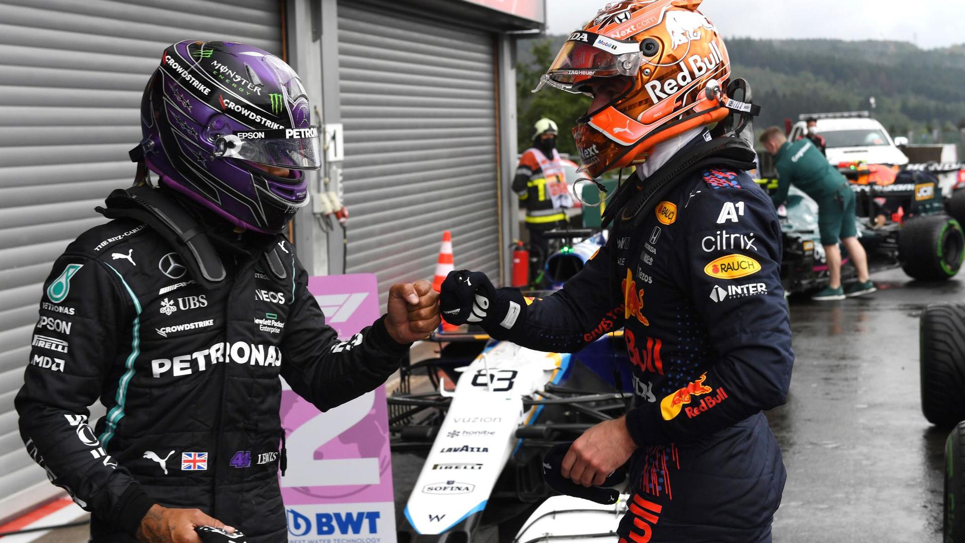 Max Verstappen (r) und Lewis Hamilton liefern sich einen spannenden Kampf um die Gesamtwertung.