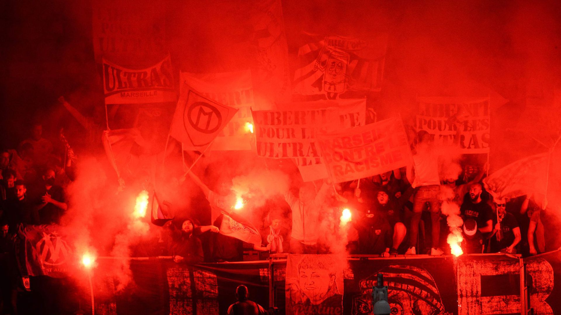 Fans von Marseille zünden Pyrotechnik während des Spiels in Angers. Nach dem Spiel gingen die Anhänger beider Clubs aufeinander los.