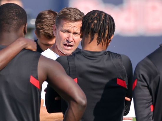 Trainer Jesse Marsch (M) und seine Leipziger stehen schon nach fünf Spieltagen unter Druck.