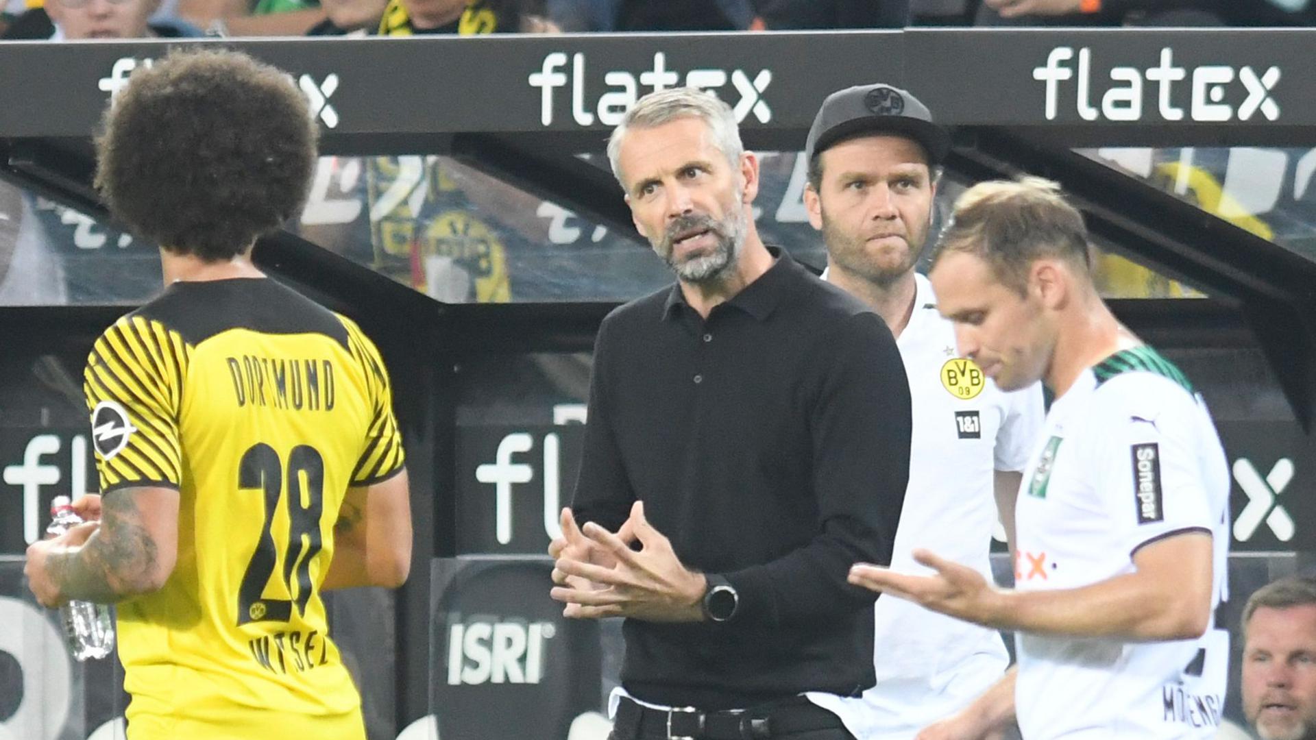 Dortmunds Trainer Marco Rose (M) gibt Axel Witsel (l) Anweisungen.