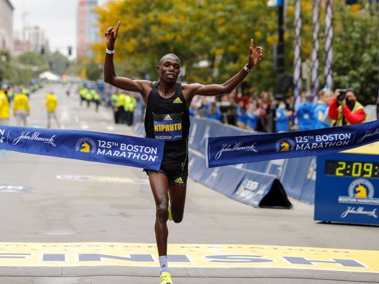 Benson Kipruto aus Kenia durchbricht das Zielband und siegt bei der 125. Auflage des Boston Marathons.