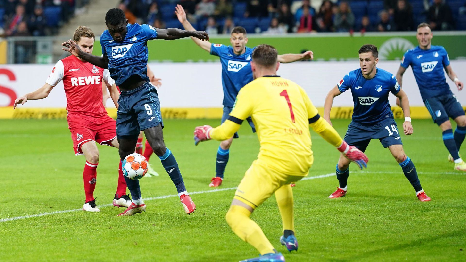Hoffenheims Ihlas Bebou (2.v.l) erzielt gegen Kölns Torhüter Timo Horn das 2:0 - die Vorentscheidung im Freitagsspiel.