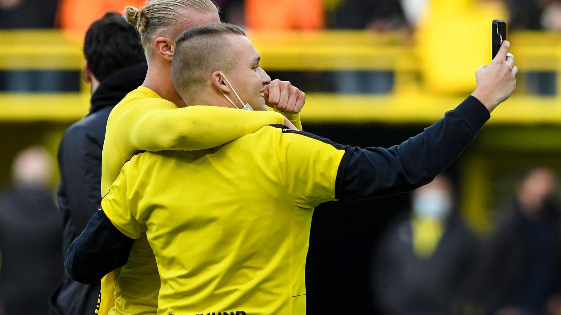 Erst Matchwinner, dann mit Fannähe: Dortmunds Stürmer Erling Haaland macht nach dem Sieg gegen Mainz ein Selfie mit einem Fan.