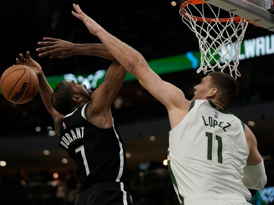 Brook Lopez (r) von den Milwaukee Bucks blockt Kevin Durant von den Brooklyn Nets.