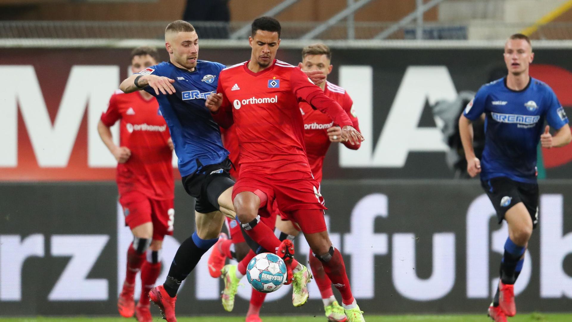 Ein Tor von Felix Platte (l) reichte Paderborn letztlich doch nicht zu einem Punkt gegen den HSV.