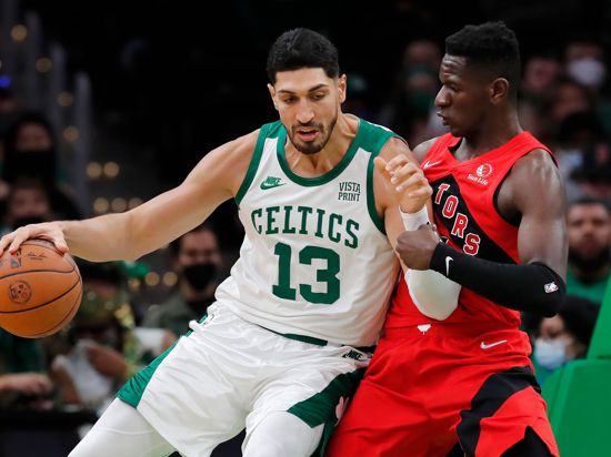 Celtics-Profi Enes Kanter (l) postet gegen den deutschen Nationalspieler Isaac Bonga auf.