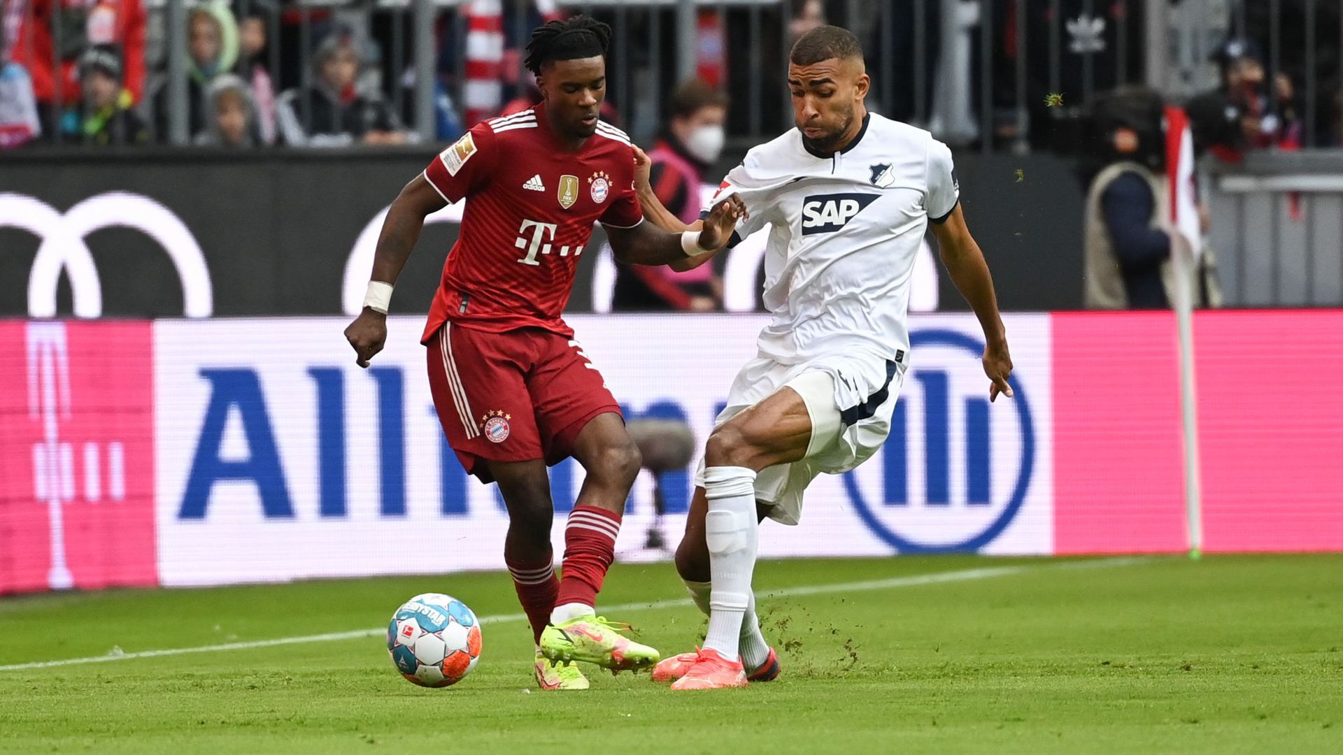 Bayerns Omar Richards (l) in Aktion gegen Hoffenheims Kevin Akpoguma.