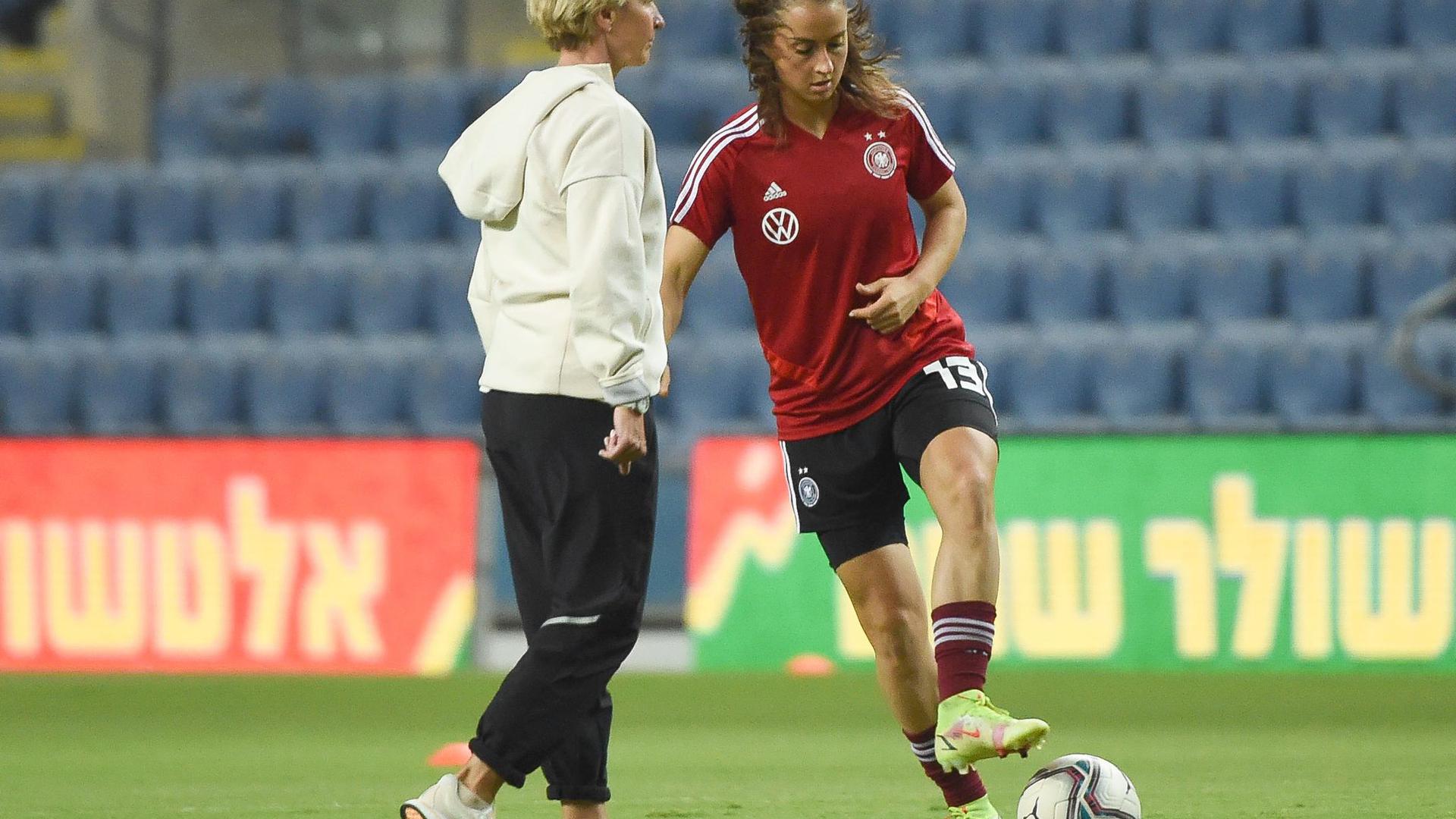 Der Fußball sei „noch sehr in sich männerorientiert“, sagt Frauen-Bundestrainerin Martina Voss-Tecklenburg (l).