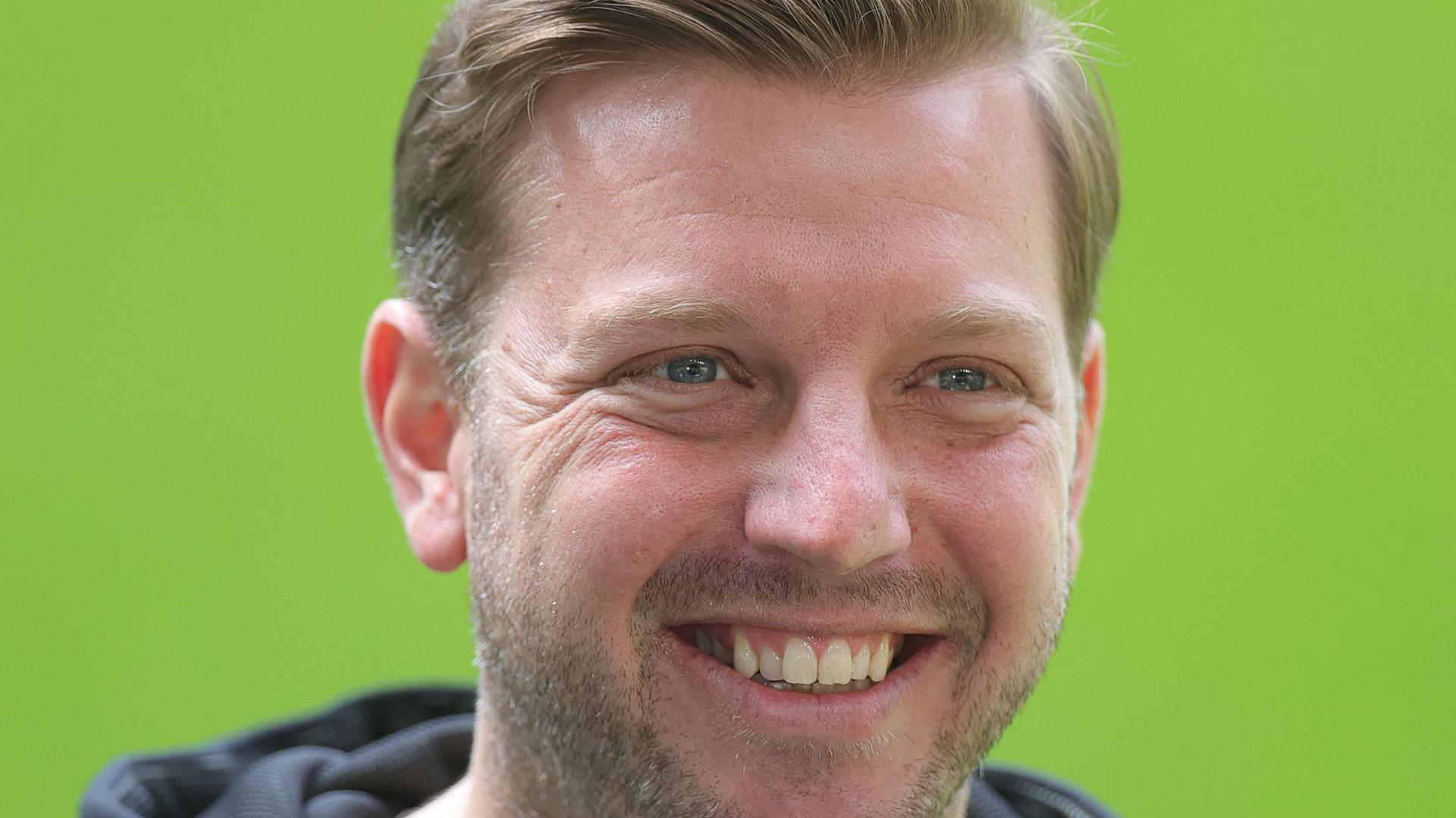 Ist voller Tatendrang beim VfL Wolfsburg gestartet: Trainer Florian Kohfeldt.