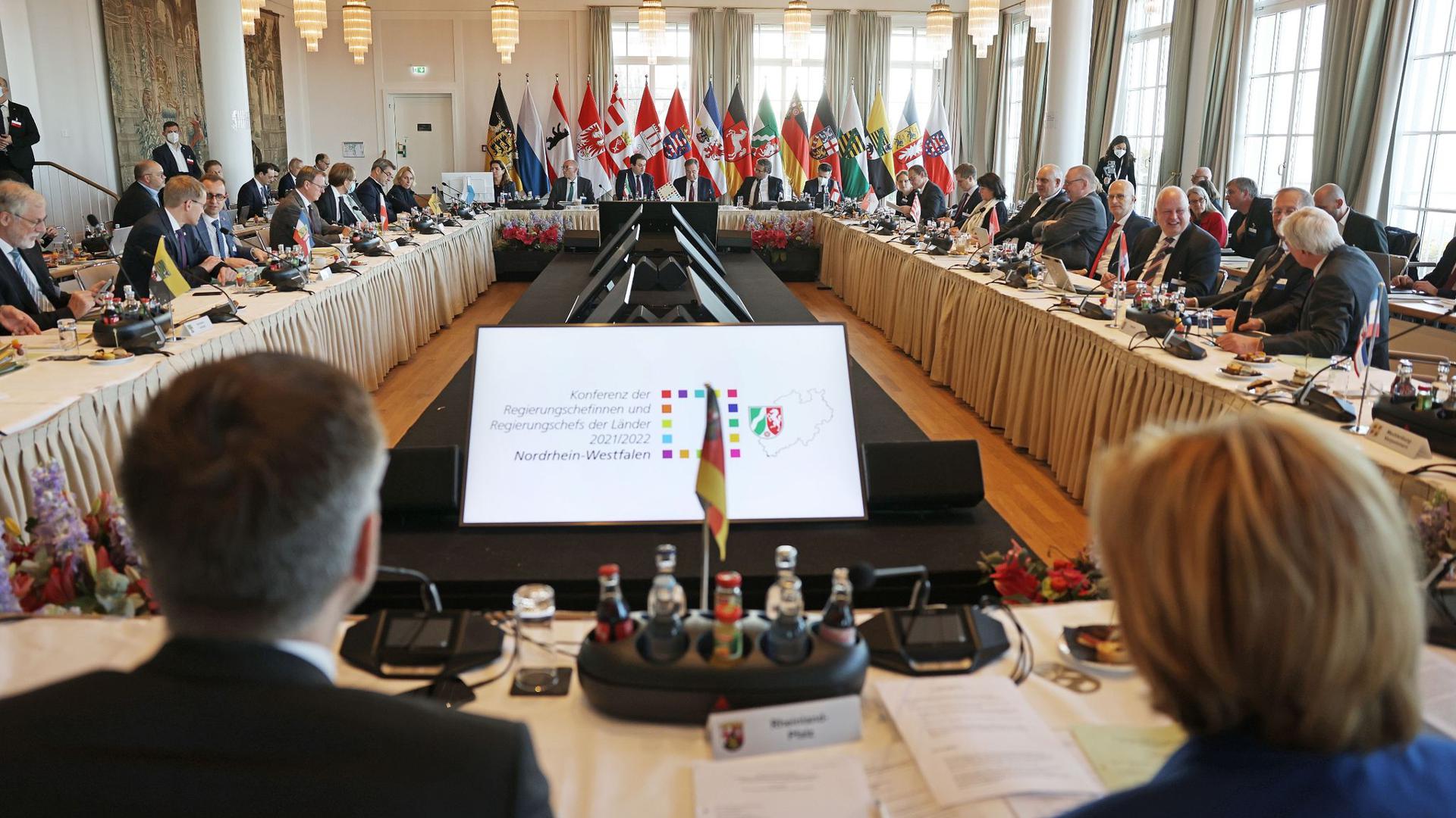 Die Ministerpräsidenten der Bundesländer sitzen am Konferenztisch zusammen. Zu den Hauptthemen der MPK zählt der Umgang mit der Pandemie.